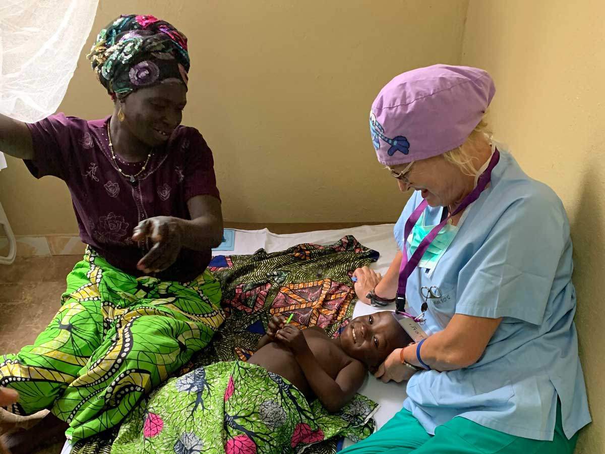 Atención sanitaria en el dispensario rural de Nadjoundi, Togo
